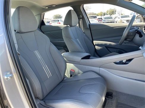 Used 2025 Hyundai Elantra SEL image 25