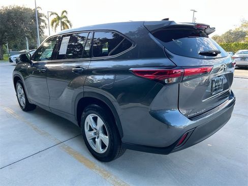 Used 2021 Toyota Highlander LE image 5