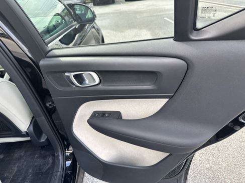 Used 2020 Volvo XC40 T5 Momentum w/ Protection Package Premier image 29