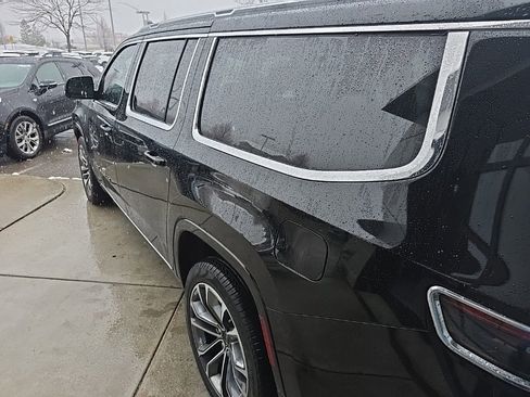 Used 2023 Jeep Grand Wagoneer L Series III image 4