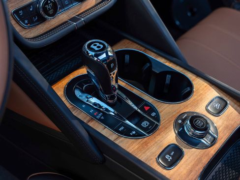 Used 2023 Bentley Bentayga image 37