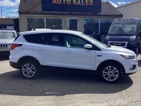 Used 2019 Ford Escape SE FWD image 1