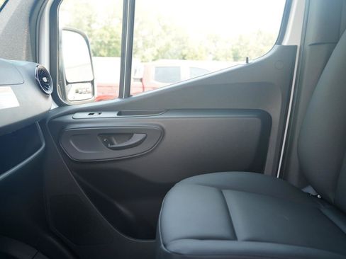 Used 2025 Mercedes-Benz Sprinter 2500 image 30