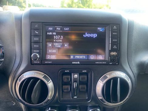 Used 2018 Jeep Wrangler Unlimited Sahara AWD/4WD image 14