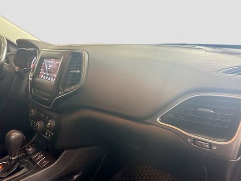 Used 2020 Jeep Cherokee Latitude Plus w/ Cold Weather Group AWD/4WD image 28