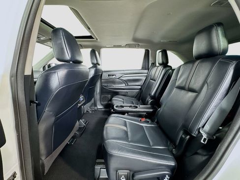 Used 2017 Toyota Highlander SE FWD image 10