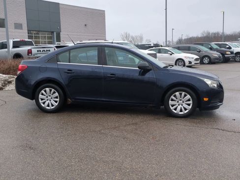 Used 2011 Chevrolet Cruze LS image 9