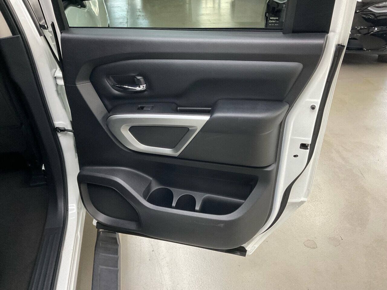 Used 2018 Nissan Titan SV AWD/4WD image 16