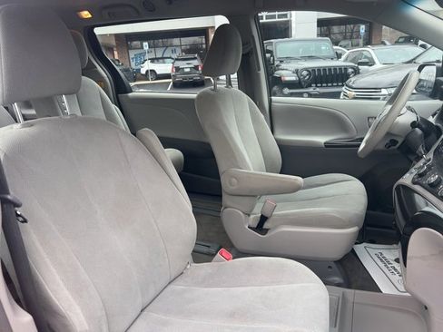 Used 2013 Toyota Sienna L image 20