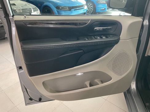 Used 2014 Chrysler Town & Country Touring image 15