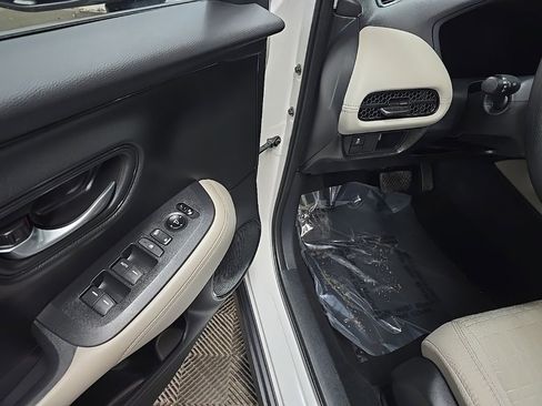 Certified 2025 Honda HR-V LX image 27