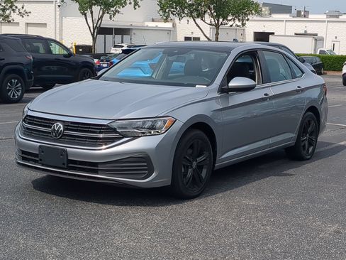 Used 2023 Volkswagen Jetta SE w/ Panoramic Sunroof Package FWD image 5
