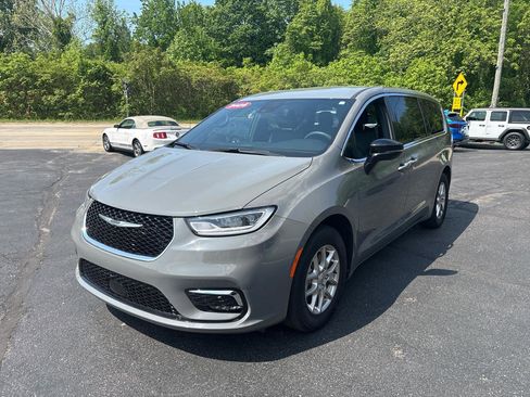 Used 2025 Chrysler Pacifica Select FWD image 3