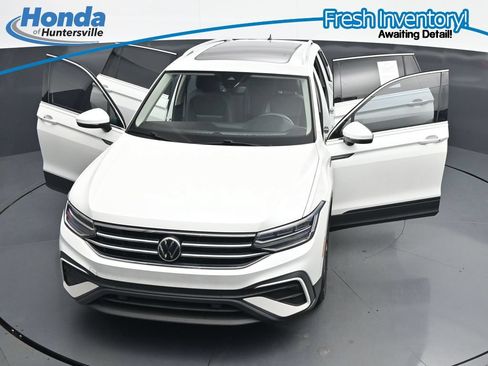 Used 2023 Volkswagen Tiguan SE w/ Panoramic Sunroof Package FWD image 37