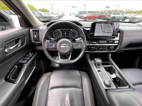 Used 2024 Nissan Pathfinder SL AWD/4WD image 17