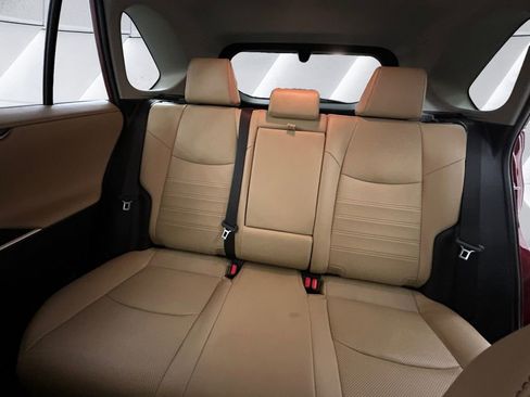 Used 2019 Toyota RAV4 Limited image 18