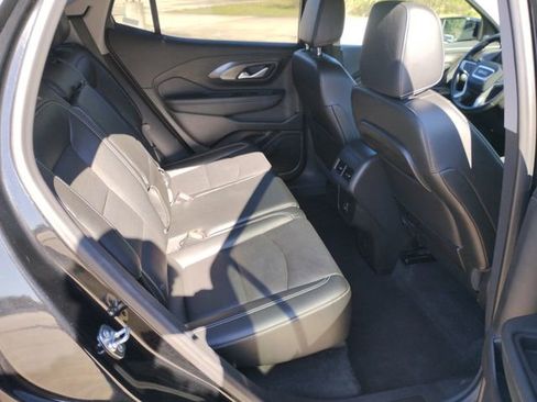 Used 2024 GMC Terrain SLT image 17