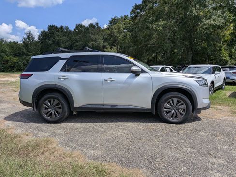Used 2022 Nissan Pathfinder SV w/ SV Black Package FWD image 3