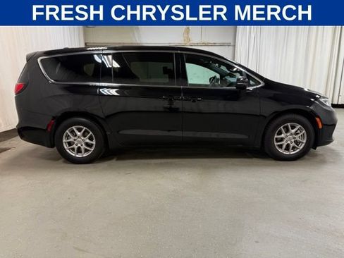 Used 2025 Chrysler Pacifica Select FWD image 3