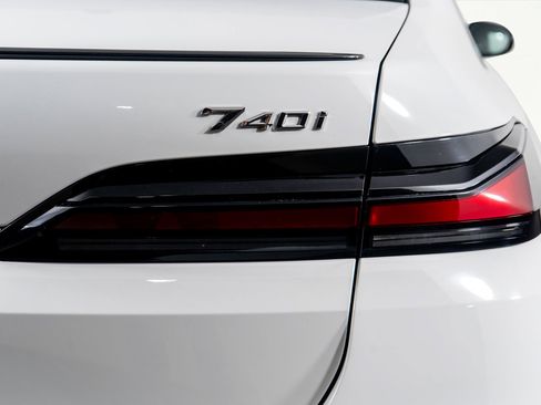 Used 2025 BMW 740i w/ Premium Package image 13