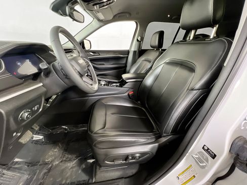 Used 2023 Jeep Grand Cherokee Limited AWD/4WD image 21