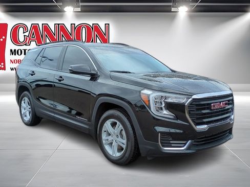 Used 2024 GMC Terrain SLE w/ Driver Convenience Package image 3