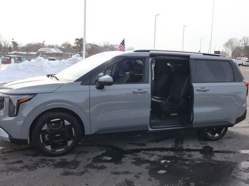 Used 2025 Kia Carnival EX image 9