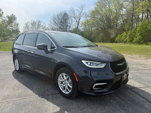 Used 2021 Chrysler Pacifica Touring-L FWD image 7