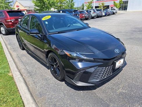 Used 2025 Toyota Camry SE w/ Convenience Package FWD image 5