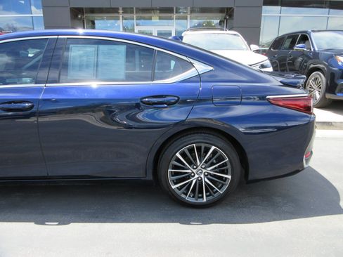 Used 2025 Lexus ES 300h w/ Premium Package FWD image 4