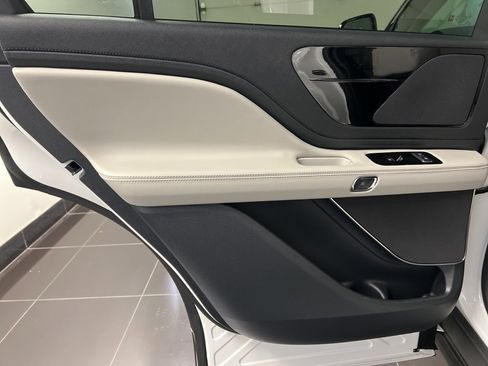 New 2026 Lincoln Aviator AWD image 37