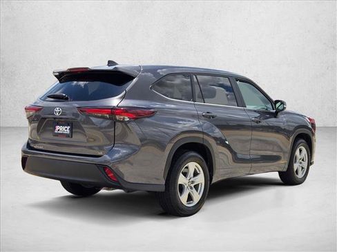 Used 2025 Toyota Highlander LE FWD image 5