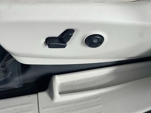 Used 2020 Chrysler Pacifica Limited FWD image 13