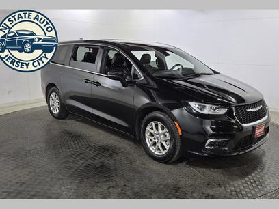 Used 2025 Chrysler Pacifica Select