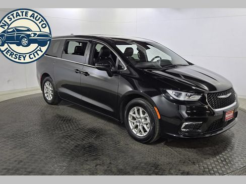 Used 2025 Chrysler Pacifica Select FWD image 1