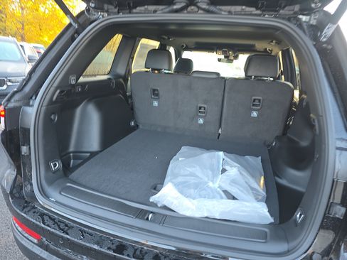 New 2025 Jeep Grand Cherokee Altitude image 33