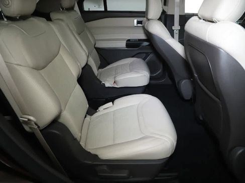 Used 2020 Ford Explorer Platinum w/ Premium Technology Package AWD/4WD image 35