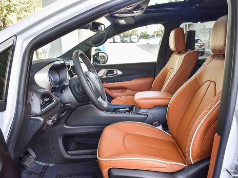 New 2026 Chrysler Pacifica Pinnacle w/ Trailer Tow Group image 18