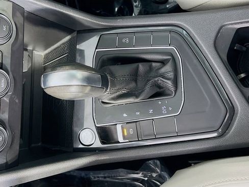 Used 2020 Volkswagen Tiguan SE w/ Panoramic Sunroof Package image 23