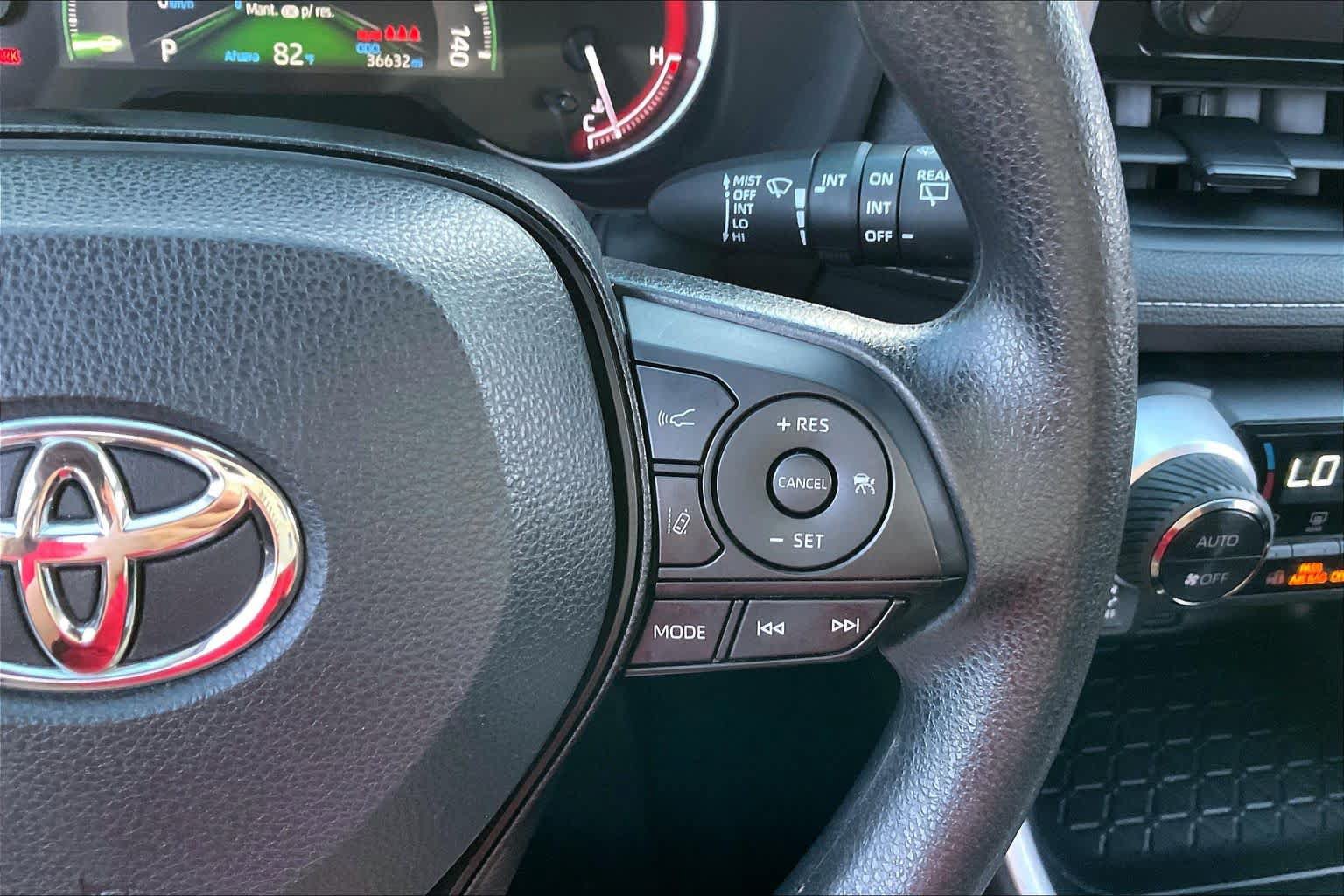Used 2025 Toyota RAV4 XLE FWD image 24