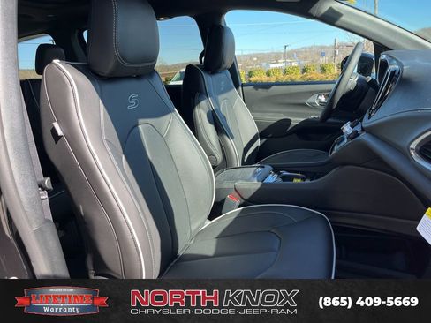 New 2026 Chrysler Pacifica Limited image 28