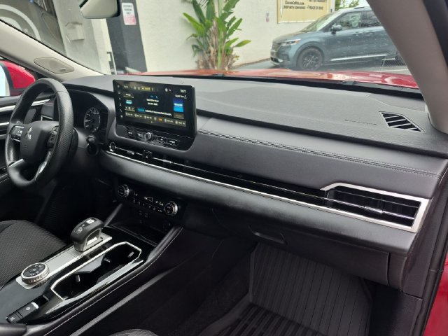 Used 2025 Mitsubishi Outlander ES FWD image 29