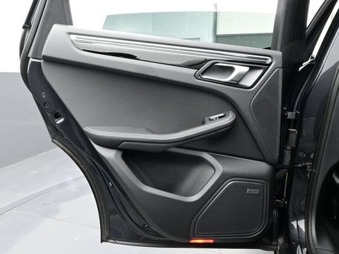 Certified 2025 Porsche Macan AWD/4WD image 13