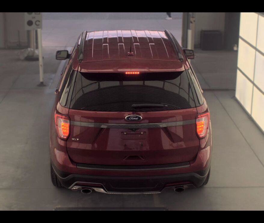 Used 2018 Ford Explorer XLT w/ Equipment Group 202A FWD image 10