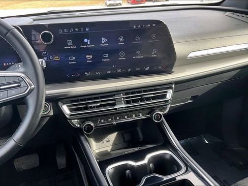 Used 2025 Chevrolet Traverse LT image 6