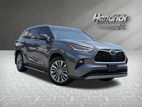 Used 2024 Toyota Highlander Platinum FWD image 2