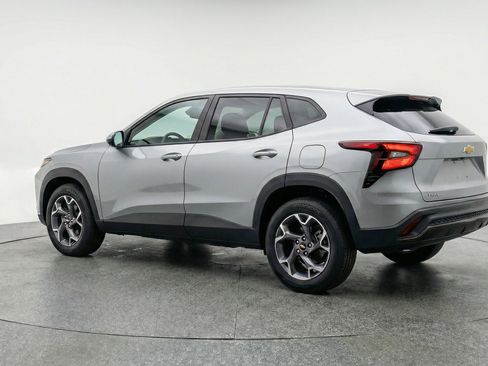 Used 2025 Chevrolet Trax LT w/ LT Convenience Package FWD image 6