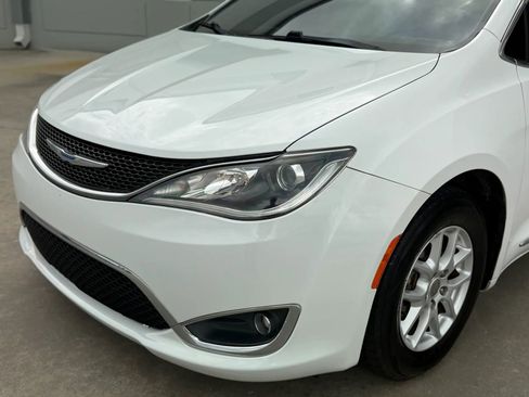 Used 2020 Chrysler Pacifica Touring-L FWD image 2