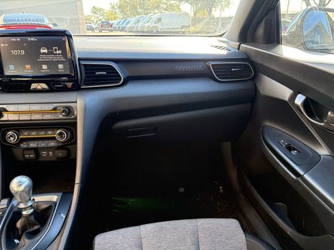 Used 2021 Hyundai Veloster Turbo R-Spec image 10