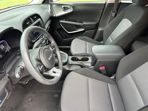 Certified 2025 Kia Soul LX w/ LX Technology Package FWD image 7
